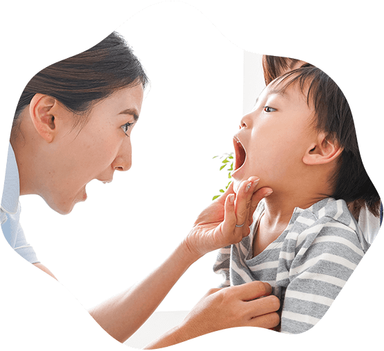 子どもの歯を確認する女性歯科スタッフ
