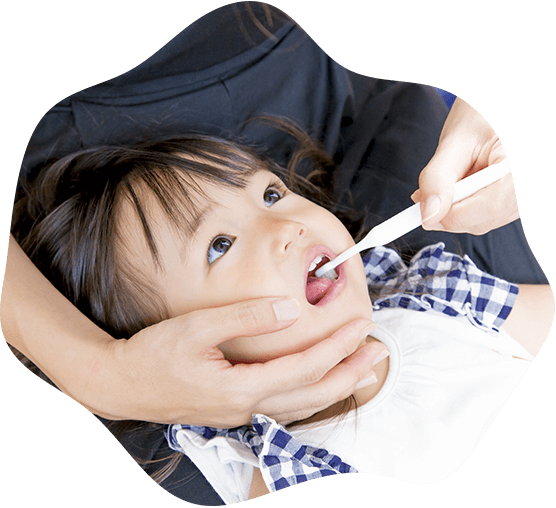 母親に歯を磨かれる子ども